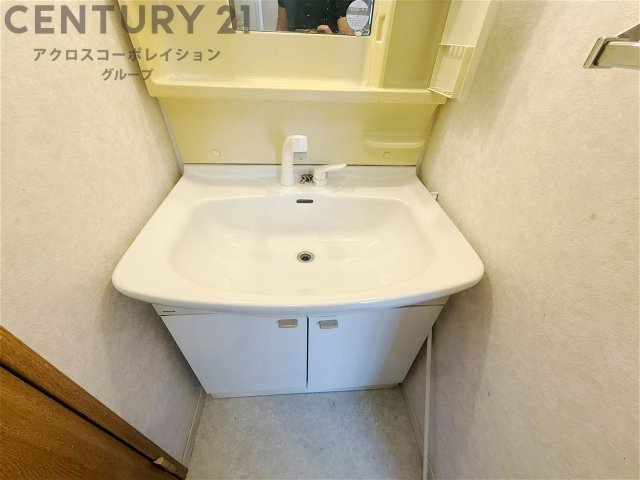洗濯物の仕分け作業がしやすく、整理整頓が容易になります。洗濯音や湿気を他の部屋に持ち込まず、生活環境を快適に保ちます。上部を活用すれば収納スペースを確保でき洗剤や洗濯用品の整理もしやすくなります。