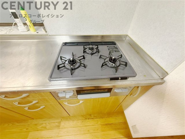 キッチン横の和室スペースはデザイン性のとれる洋風和室になります。やっぱり一室は欲しい和室は客間や小さなお子様の寝かせ付けなどにも便利です。