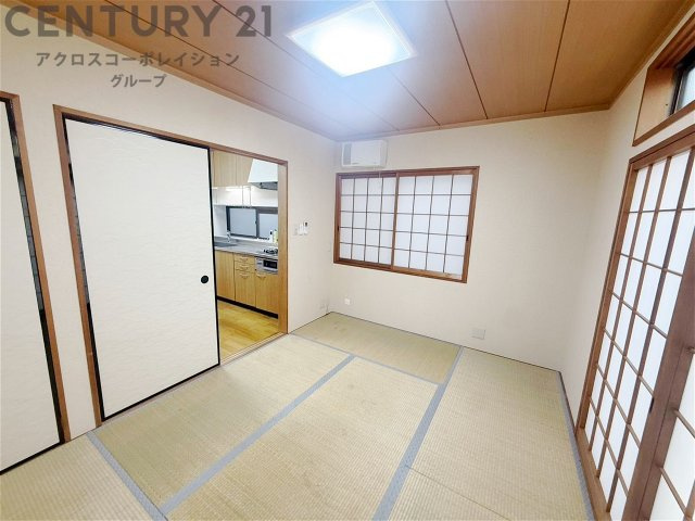 押入れは季節の衣類、寝具などを収納できます。伝統的な美しさと実用性が融合し、収納物を保護する調湿・換気効果があります。使い方によっては書類や小物なども効果的に整理でき空間を有効活用できます。