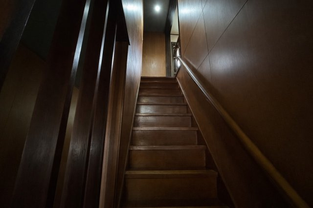 木の温もりを感じる階段は、落ち着いた雰囲気で住まい全体に統一感を与えます。手すり付きで昇り降りも安心。しっかりとした造りで安定感があり、日々の移動も快適に行える安心設計となっています。