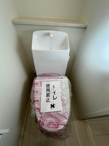 1階トイレには快適な温水洗浄便座付