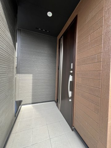 外からの視線が届きにくい、落ち着きのある玄関アプローチ♪屋根付きで天候を気にせず出入りしやすい設計です。