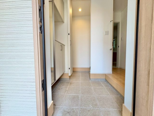 玄関土間収納あり！いつもきれいな玄関を保つことができますね！