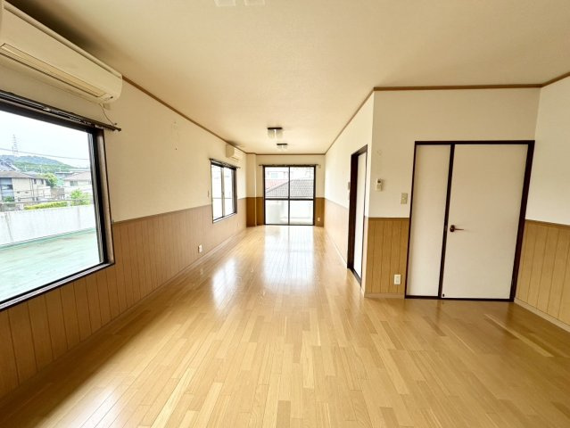 約13.5帖の広々とした洋室は、ゆとりある空間設計が魅力です。家具を配置しても余裕があり、主寝室やセカンドリビングとしても活用できます。風通しも良好、快適で自由度の高い居室となっています。