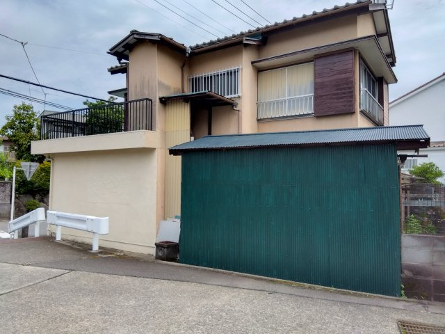 角地なので陽当たり良好で解放感があります。2方向からのアクセスが可能で車の出入りがスムーズに出来ます。