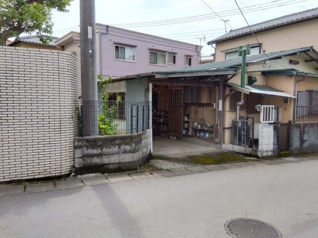 国道1号線まで車で3分です。多方面へのアクセス良好です。
