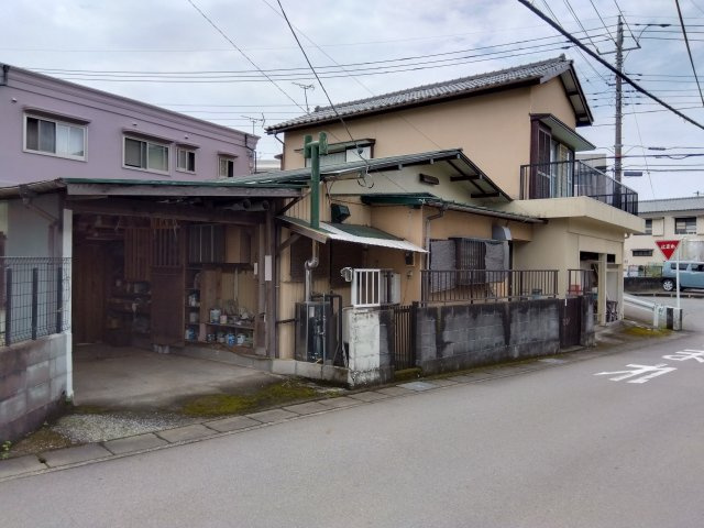 スーパー・ドラッグストア・コンビニまで車で10分圏内です。生活利便性の高い土地になっています。