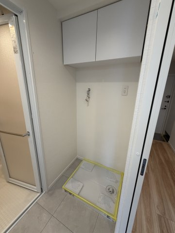 防水パンも新規設置済み。白を基調としたスッキリと綺麗な空間です。