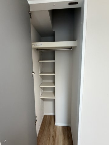 上部の枕棚にはシーズンオフの荷物、可動棚にはバッグや衣類小物をスマートに収納可能。