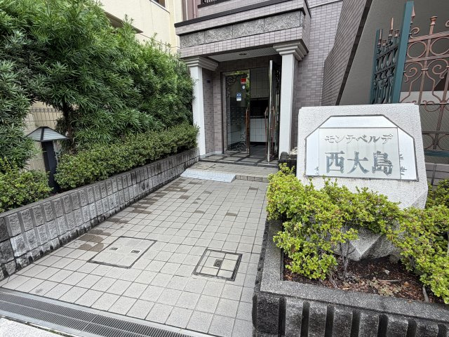 エントランス奥まで段差が少なくスッキリとしており、ベビーカーやキャリーケースでの移動もスムーズ。