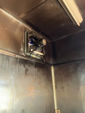店舗天井部分に設置された換気扇