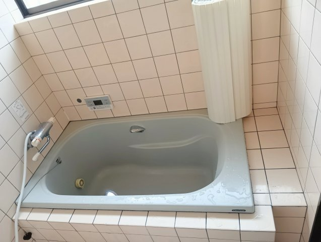 窓付きの浴室で自然換気がしやすく、湿気対策にも配慮。明るく清潔感のあるバスタイムを楽しめます。