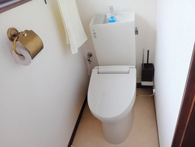 1階：温水洗浄便座付きで快適に使用できるトイレ。シンプルで清潔感があり、毎日気持ちよく使えます。