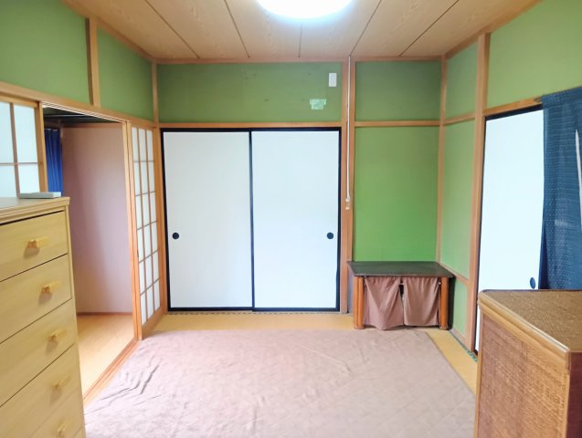 広縁に隣接した和室で、開放感のある落ち着いた空間。押入付きで収納力があり、客間や寝室にもおすすめ。