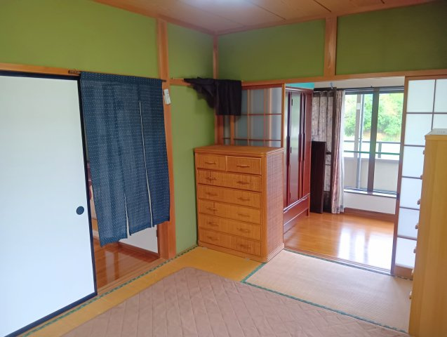 和室の奥には広縁があり収納にも便利です！明るく風通しの良い空間で、四季を感じながら心地よく過ごせます。