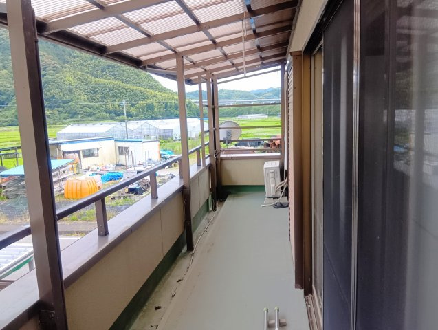 屋根付きバルコニーで急な雨にも安心。奥行きがあり、洗濯物干しや外気浴など多目的に活用できます。