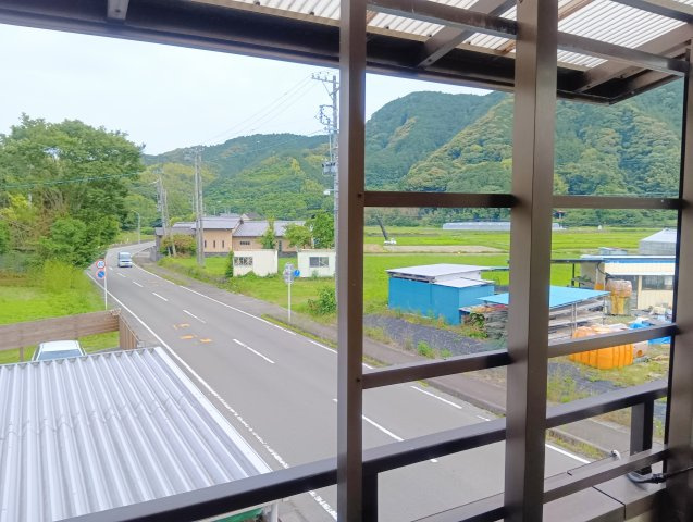 バルコニーから広がるのどかな田園風景と山並み。自然に癒される、ゆったりとした暮らしが叶います。