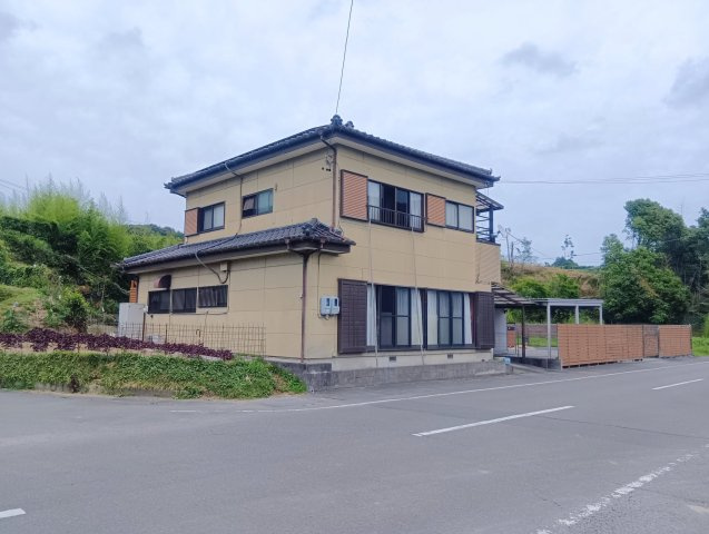 前面道路が広く、開放感が魅力。陽当たり・風通しにも恵まれ、駐車や車の出入りもしやすい立地です。