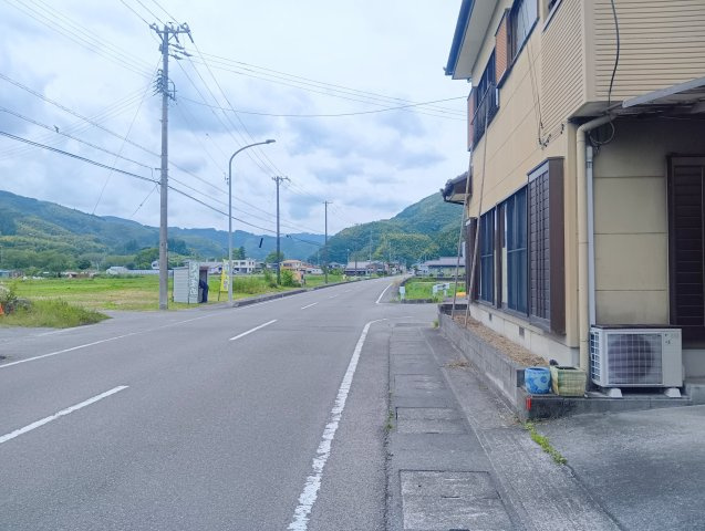 見通しの良い前面道路に面し、車の出入りもスムーズ。開放感があり、ゆとりある住環境が魅力です。