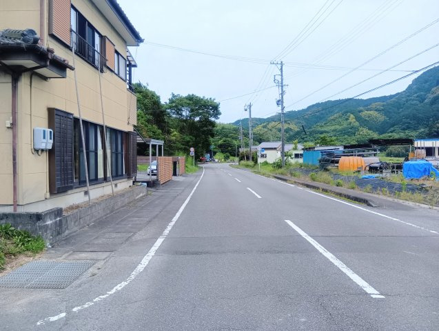 ゆとりある前面道路が暮らしに安心感をプラス。開放的な街並みと豊かな自然に囲まれた住環境が魅力です。