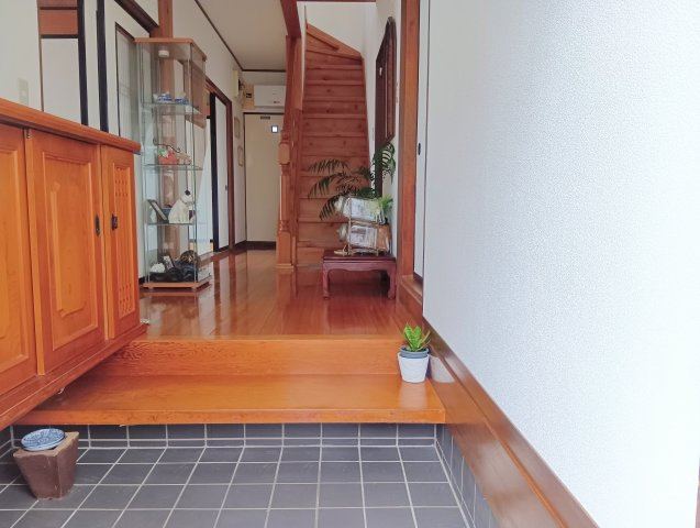 ゆとりある玄関ホールが住まいに開放感を演出。居室が見えないので急な来客でもプライバシーが保てます。