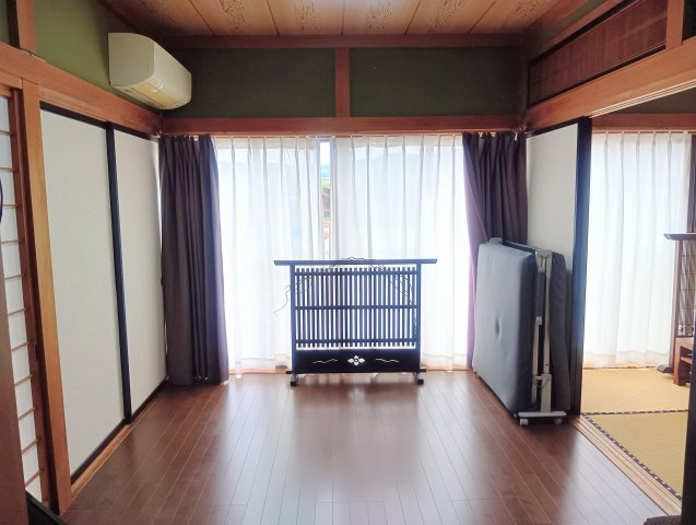 和室と一体利用できるフローリングのお部屋。家族団らんや来客時など、多目的に活用できる空間です。