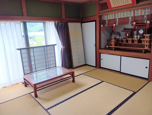 趣ある和室で心安らぐひとときを。床の間・飾り棚付きの落ち着いた空間は客間や家族団らんにもおすすめです。