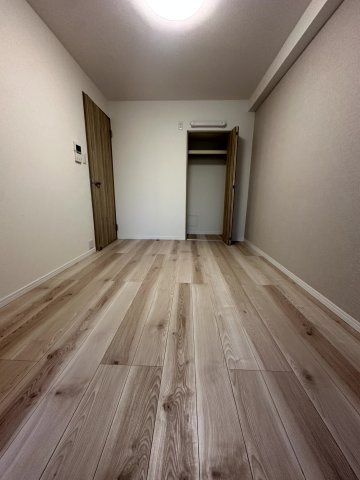 メインの洋室収納です。エアコンの先行配管も施工しておりますのでつけることができます。