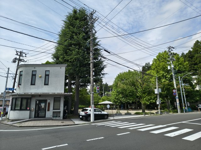 マンションの目の前にある通町公園は交番が併設されているので、安心して子供との時間も夜の治安も安心です。