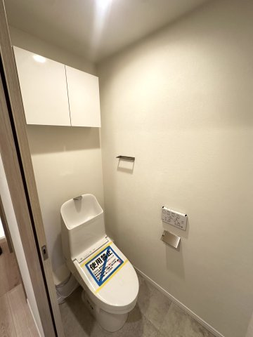 新規で入れ替えられたトイレになります。しっかりと収納も設置してすっきり。