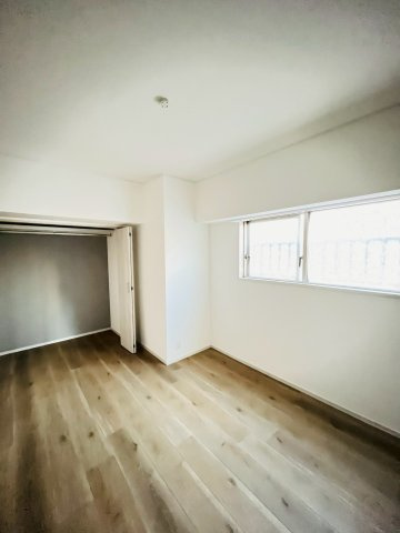 洋室（約6.0帖）：中央のお部屋です。角部屋のため全てのお部屋に窓がある明るい住まい。