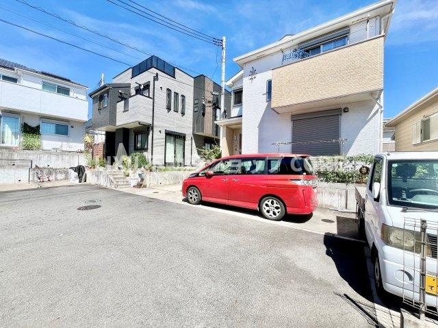 前面道路は閑静な住宅地をはしる車通りの少ない道路。お車の出し入れが苦手なママや小さなお子様にも安心　