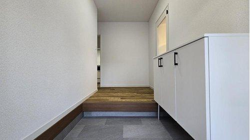 ゆとりある玄関ホール。白を基調とした清潔感ある空間で、来客を気持ちよく迎えられます。