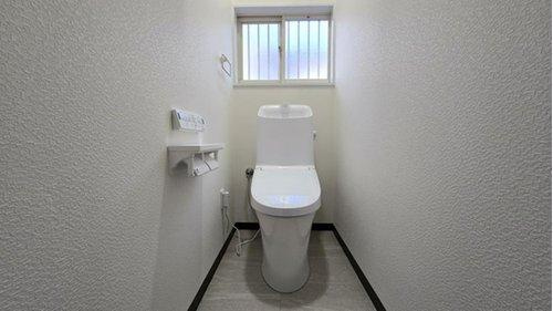 清潔感のあるトイレ空間。窓付きで換気もしやすく、明るく快適にお使いいただけます。
