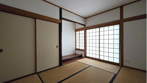 落ち着いた雰囲気の和室。客間やお子様の遊び場など、用途に合わせて活用できる便利な空間です。