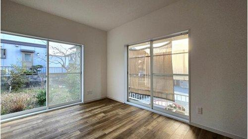 大きな窓から光が差し込む明るい洋室。お庭を眺めながらゆったり過ごせる居心地の良いお部屋です。