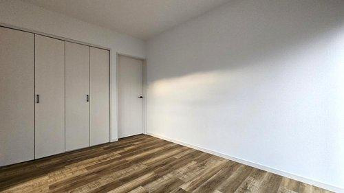ゆとりある広さの洋室。収納付きで家具配置もしやすく、寝室や子ども部屋にもおすすめです。
