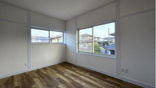 2面採光で明るく開放感のある洋室。通風も良く、快適に過ごせるお部屋です。