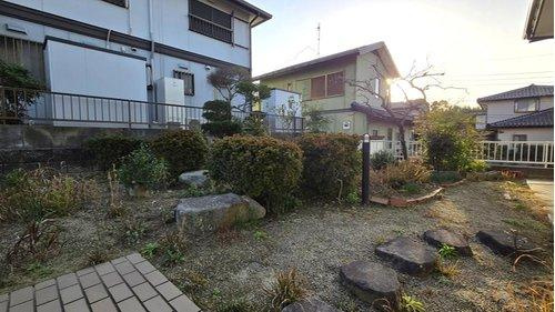 季節の移ろいを感じられる庭スペース。石や植栽が彩る落ち着いた空間で、ガーデニングや家庭菜園など自分らしい暮らしを楽しめます。