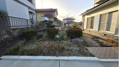 敷地内にはゆとりあるお庭スペース。ガーデニングや家庭菜園など楽しみ方が広がる戸建ならではの魅力です。