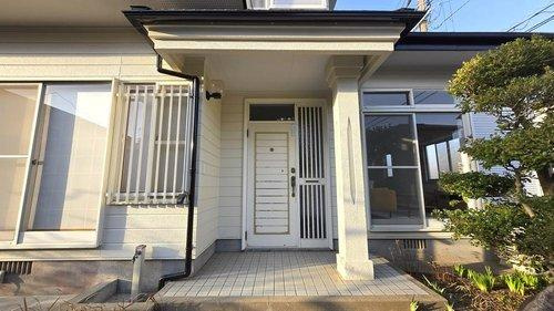 屋根付きの玄関ポーチで雨の日も安心。ゆとりあるアプローチが住まいの印象を引き立てます。