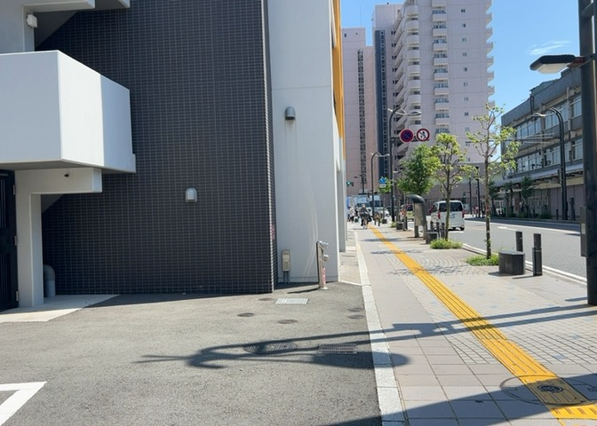 中庭（パティオ）とは、一つの建築物の内部に設けられた、壁などで囲われている庭のことを指します。コの字型、ロの字型が主流ですが、L字型の中庭もあります。最近では、インテリア性の高さからも人気があります。