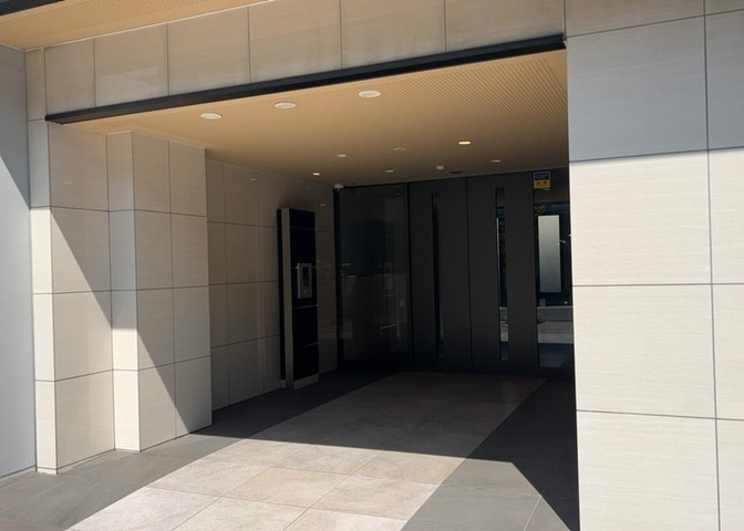 マンションのエントランスには、もともと風よけや防犯の役割がありますが、マンションによって宅配ボックスなどの設備が備わっている所もあります。日々の生活をイメージしながら生活しやすさをチェックしましょう。