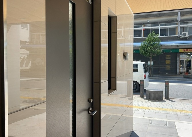 受付はマンションコンシェルジュがいる場合もあれば、管理人が滞在する小部屋を総称して呼ぶことがあります。主にエントランスに設置されていることから、防犯面でも期待ができます。防犯設備がない場合はより安心！