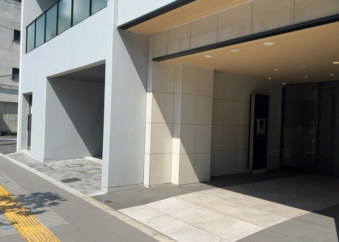 共用部分は、一棟の建物に住む区分所有者全員が共同で所有するとし、共用部分の管理、補修などは、区分所有者で形成される管理組合が行います。個人の判断で勝手に変更することはできませんので覚えておきましょう。