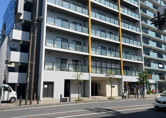 道幅が広い場所は日当たりや風通が良好です。幅が広いのですれ違いも可能ですし大きな車でも駐車可能！一方で、大型車が通ることも多くなるため交通量の増加により騒音に繋がります。また土地の値段が高くなります。