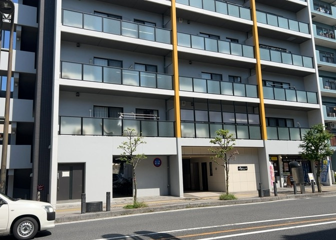 ＲＣ造、Reinforced　Concreteは直訳すると補強されたコンクリートです。主に柱や梁・床・壁が鉄筋とコンクリートで構成おり、鉄筋を組んだ型枠にコンクリートを流し込んで固めたものを指します。