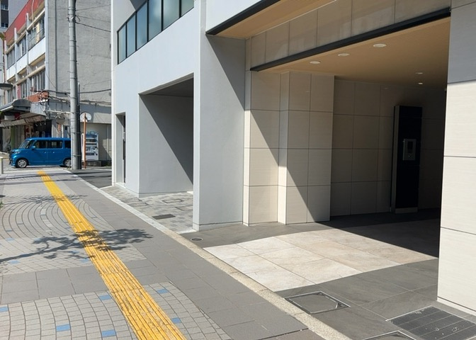 共有部分は、住民なら誰もが使える設備のこと。例えば駐車場やエレベーター、インターネット設備、セキュリティ設備などがあります。他にも、マンションの廊下・外部階段やエントランス・ゴミ置き場などがあります。
