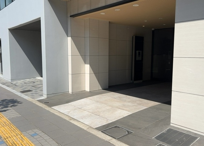 共用部分は、一棟の建物に住む区分所有者全員が共同で所有するとし、共用部分の管理、補修などは、区分所有者で形成される管理組合が行います。個人の判断で勝手に変更することはできませんので覚えておきましょう。