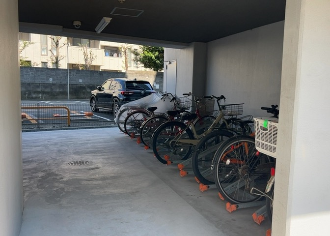 車一台あたりに必要なスペースは、標準サイズの普通自動車で横幅2m50cm、長さ5mは必要になります。ただし、乗降のことも考慮して横幅3m30cm、長さ5m50cmほどは確保できるところを選びましょう。